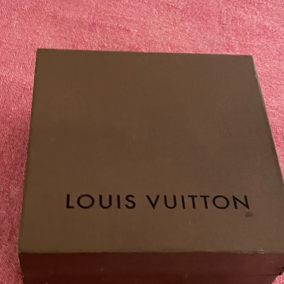 Louis Vuitton box with bow - Picture 7 of 14